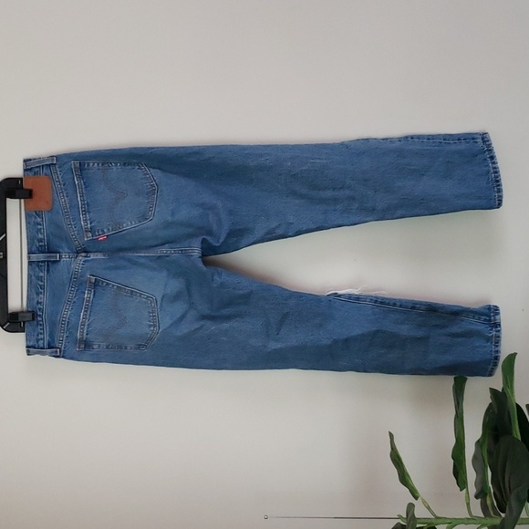 Levi's 501 medium wash straight leg jeans, quality denim, and button fly. - Picture 4 of 11